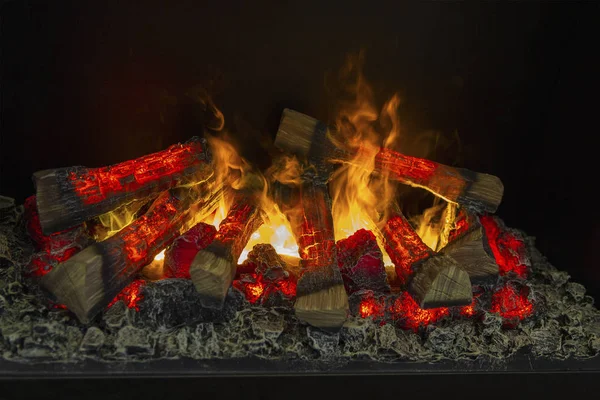 El fuego arde en una chimenea. Fuego para mantener el calor —  Fotos de Stock