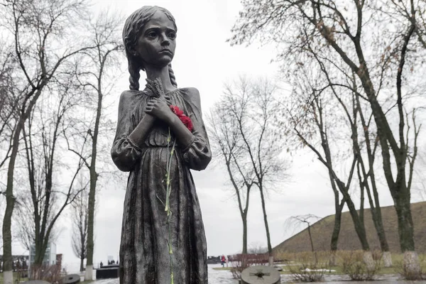 Kiev, Ucrania - 16 de diciembre de 2017: Monumento a las víctimas del Holodomor —  Fotos de Stock