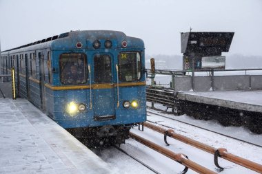 Kiev, Ukrayna - 02 Mart 2018: Metro tren Köprüsü ile güçlü bir kar yağışı