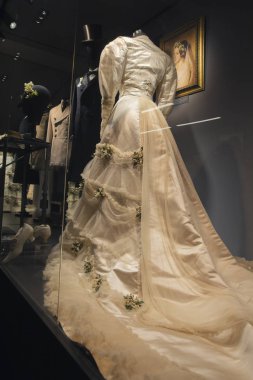 Kiev, Ukrayna - 18 Mayıs 2019: Victoria Müzesi Kostüm ve Stil Müzesi'nde lüks retro kadın elbiseleri