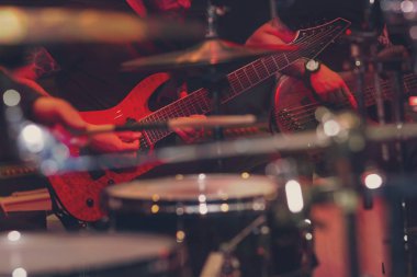 Müzisyenler konserde rock grubu. Müzik