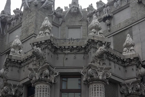 Столиця і Верхня частина фасаду з скульптурами тварин на історичній будівлі в стилі модерн, під назвою «будинок з химерами» (побудована в 1902), Київ, Україна — стокове фото