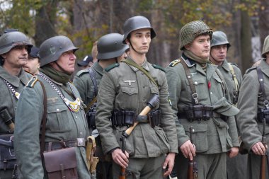 Vorzel, Ukrayna - 3 Kasım 2019: Tarihi yeniden yapılanma festivalinde Wehrmacht askerleri şeklinde adamlar