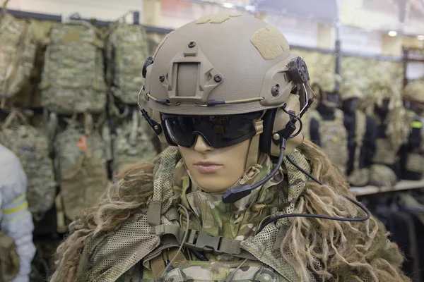 Manichino con casco dell'esercito e attrezzatura mimetica. Armi da fuoco — Foto Stock