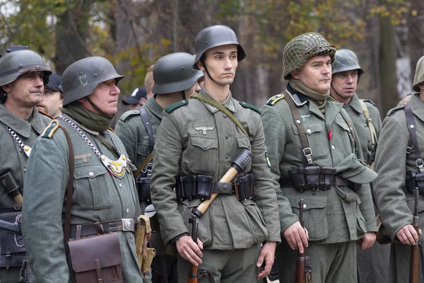 Vorzel, Ukraina - 03 listopada 2019: Mężczyźni w formie żołnierzy Wehrmachtu na festiwalu rekonstrukcji historycznej — Zdjęcie stockowe