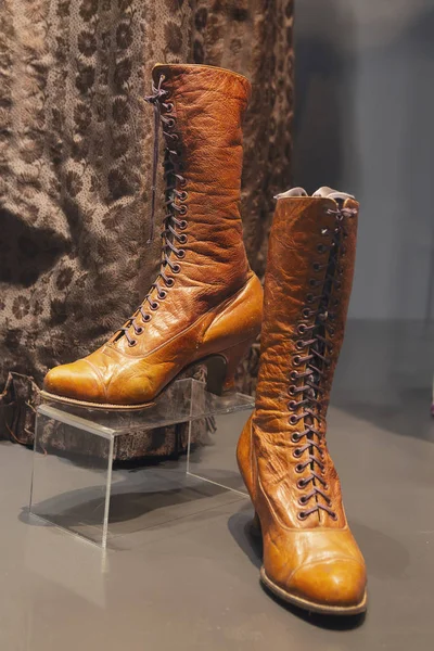 Luxury women's leather shoes of the Victorian era. Retro — Stock Photo, Image