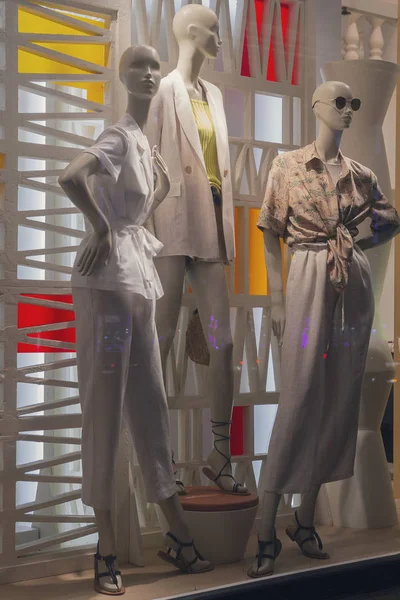 Standing women dummies show collection of clothes in showcase — 스톡 사진