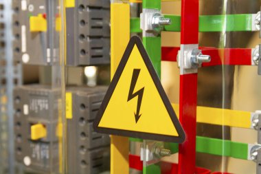  Modern bir elektrik kalkanında yüksek voltaj işareti. Sanayi
