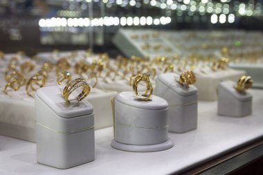 Mağaza karşı altın yüzük. Takı