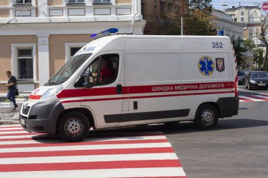 Kiev, Ukrayna - 21 Ağustos 2018: Beyaz ambulans şehrin geniş caddesinde hızla ilerliyor