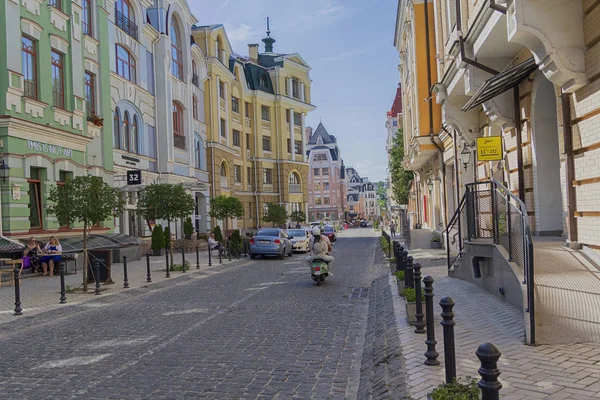 Kiev, Ucrania - 10 de junio de 2018: Antiguos edificios históricos modernos de lujo de la ciudad de Kiev en el barrio de Podil vozdvizhenka casas multicolores — Foto de Stock