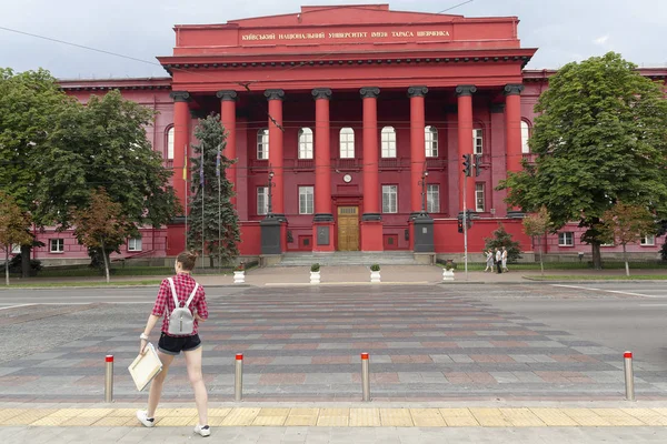 Kiev, Ukraine- August 18, 2018: Girl-student in the transition to the main entrance to the famous Taras Shevchenko National University of Kiev — Stock Photo, Image