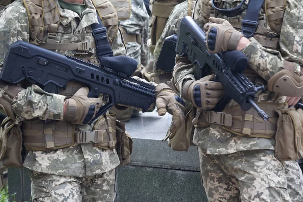 Automatic rifles in the hands of soldiers close up. Weaponry — ストック写真