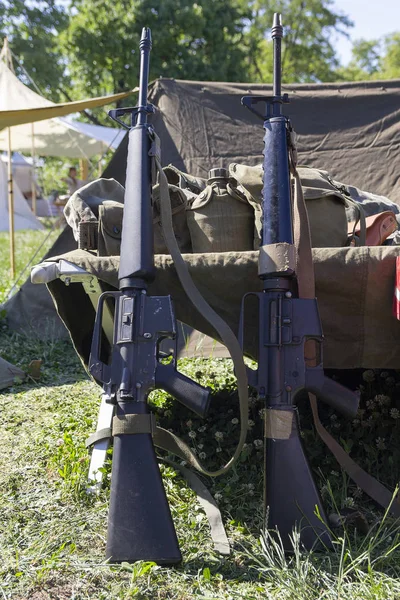 Acampamento dos tempos de infantaria americana das guerras no Vietnã. Armas — Fotografia de Stock