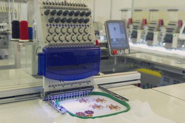Tekstil veya giysi imalatı için endüstriyel üretim süreci için modern ve otomatik yüksek teknoloji dikiş makinesi
