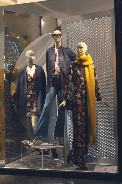 Tienda Ashion en el centro comercial, maniquíes en una tienda de ropa, venta de invierno — Foto de Stock