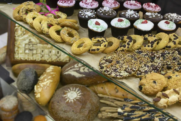 Pan fresco y varios bollos en la pantalla. Panadería — Foto de Stock