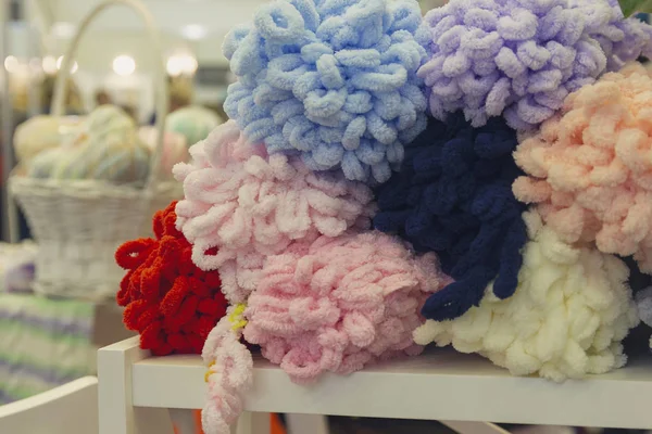 Couleurs boules de laine sur présentoir de magasin à vendre — Photo