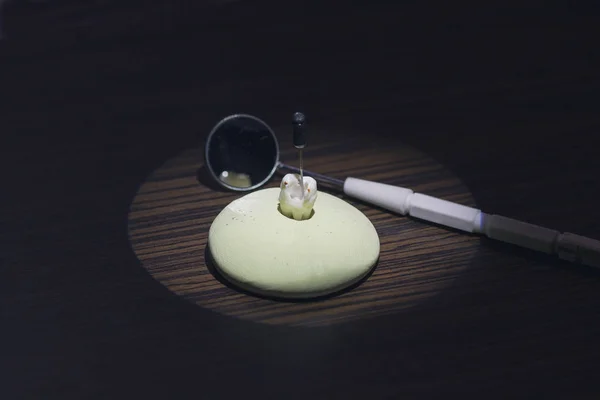 Diseño dañado diente en la mesa. Estomatología — Foto de Stock