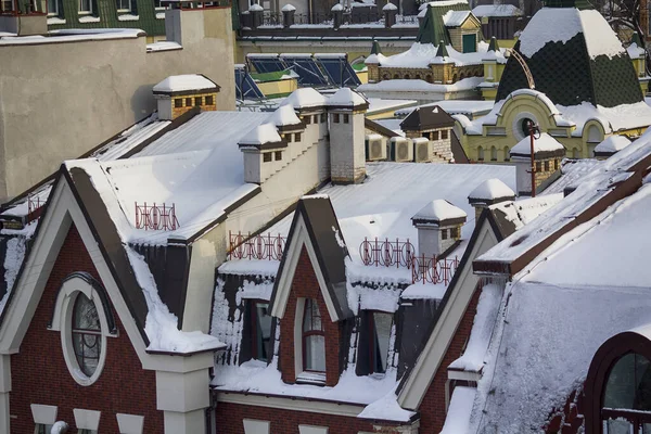 Casas coloridas no estilo clássico cobertas de neve. Arquitetura — Fotografia de Stock