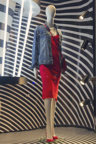 Mannequin dans une magnifique robe rouge dans une vitrine de magasin. Mode — Photo