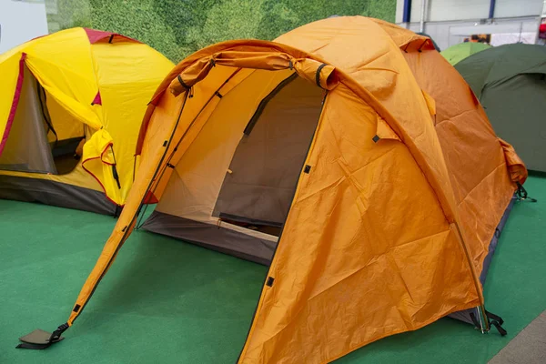 Çok renkli turist çadır deposunda. Satış — Stok fotoğraf
