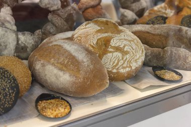 Marketin tezgahında taze ekmek. Sanayi