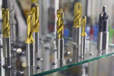 Endüstriyel değirmen kesme aracı, karpit yerleştirilmiş. Karpit matkapları ve kesicilerle metal işleme