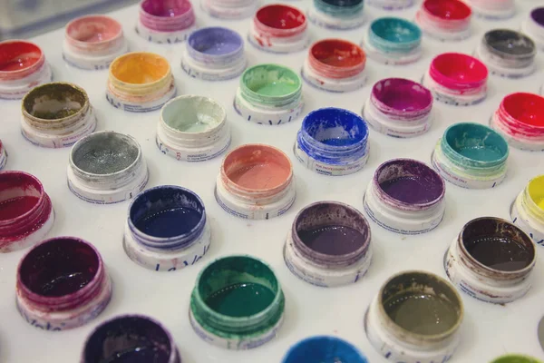 Bayang-bayang palet untuk make-up berbagai warna di mimbar — Stok Foto
