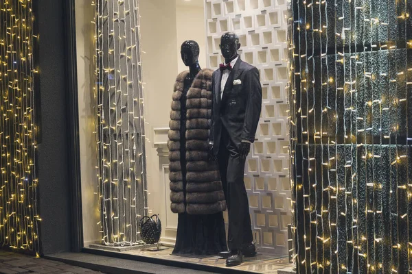 Maniquíes masculinos y femeninos en ropa lujosa en un escaparate — Foto de Stock
