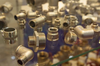 Borular ve borular dükkanın camına yakın. Sanayi