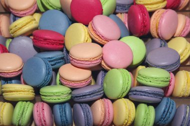 Geleneksel renkli Fransız badem kurabiyeleri tatlı kremaya dayalı şekerlemelerdir. Arkaplan