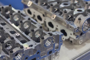 Otomobil motorunun parçaları masanın üzerinde. Sanayi