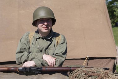 Kiev, Ukrayna - 27 Mayıs 2018: Tarihi bir yeniden yapılanma üzerine İkinci Dünya Savaşı 'nda Amerikan ordusunun bir askeri olarak insan