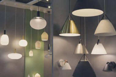 Sergi salonundan çeşitli modern avizeler. İşaretçi