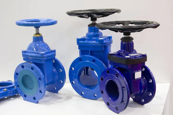 Sergi salonunda büyük endüstriyel su muslukları var. Sanayi