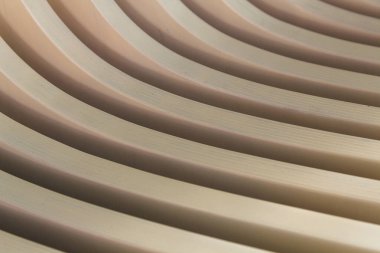 Ahşap tahtaların zarif ve soyut arka planı. Işık ve koyu ağaç şeritlerinin değişimi. Doğal arkaplan.