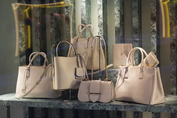 Mağaza vitrinlerinde lüks kadın çantaları. Satılık.