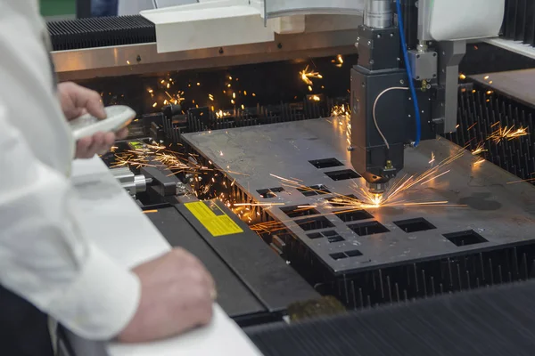 Trabalhador Corte Laser Industrial Chapas Metálicas Indústria — Fotografia de Stock