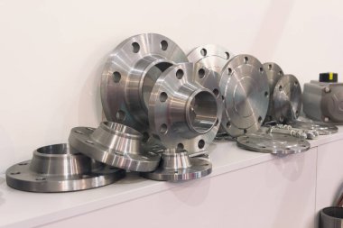 Bir Torna üzerinde yapılmış metal parçalar. Sanayi