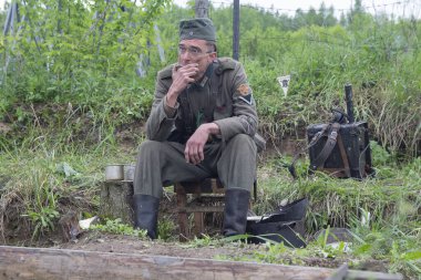 Kiev, Ukrayna - 09 Mayıs 2019: İkinci Dünya Savaşı 'nın yıldönümünde tarihi yeniden yapılanmada Wehrmacht askeri şeklinde bir adam