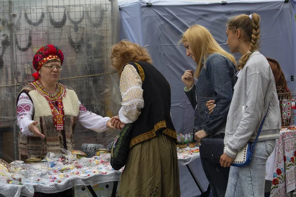 Киев Украина Августа 2016 Года Женщина Вышивке Продает Сувениры Улице — стоковое фото