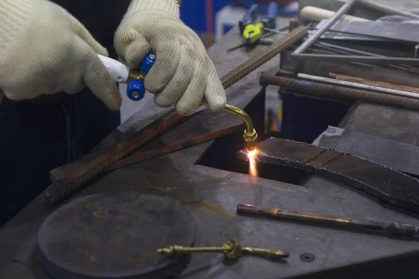 Arbejder Skære Metal Med Acetylen Fakkel Industri - Stock-foto