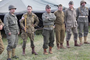 Kiev, Ukrayna - 9 Mayıs 2018: İkinci Dünya Savaşı Zafer yıldönümünde tarihi yeniden üzerinde Amerikan ordusunun asker şeklinde Mans