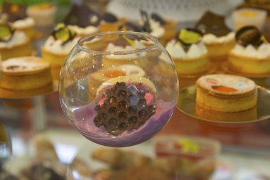 Pencerede farklı dolgular ile lezzetli kek. Tatlı