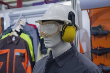 Giysileri, eldivenleri ve özel koruması olan erkek mankenler sergi salonunda. Sanayi