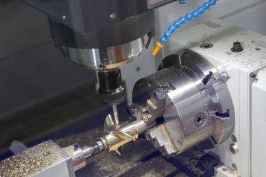 Cnc torna makinesi ya da matkap ve merkez matkap araçla metal çubuğu delen dönme makinesi. Sanayi