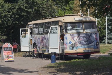 Kiev, Ukrayna - 28 Temmuz 2019: Parktaki kahve evi Sovyet yapımı otobüsle donatılmış