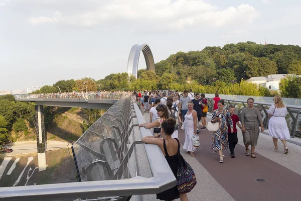 乌克兰基辅 2019年7月28日 新的行人 自行车桥 Pedestrian Bicbike Bridge 的人群 Klitschko行人 自行车桥是基辅最有趣的景点之一 — 图库照片