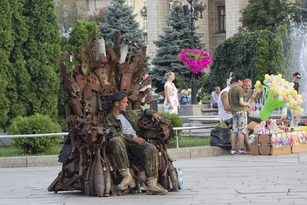 Київ Україна Липня 2019 Людина Військовій Формі Сидить Стільці Виготовленому — стокове фото